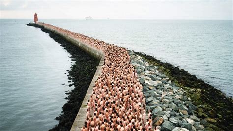 nude a pecora|The Naked World of Spencer Tunick